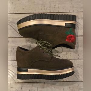 Platform Derby: Olive Color Sued Shoes with Rose Embroidery